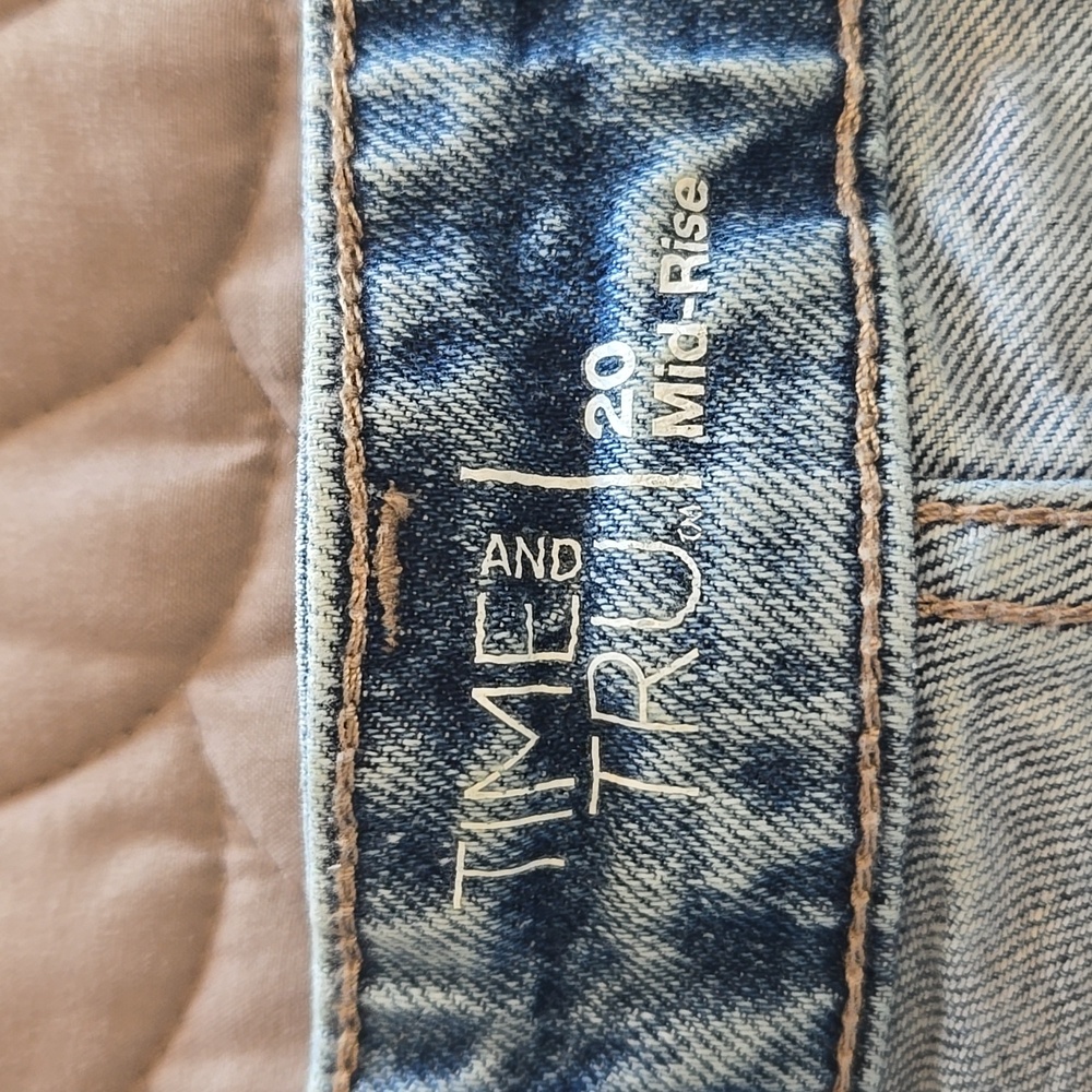 Time and Tru Light Blue Cropped Jeans - Picture 4 of 10